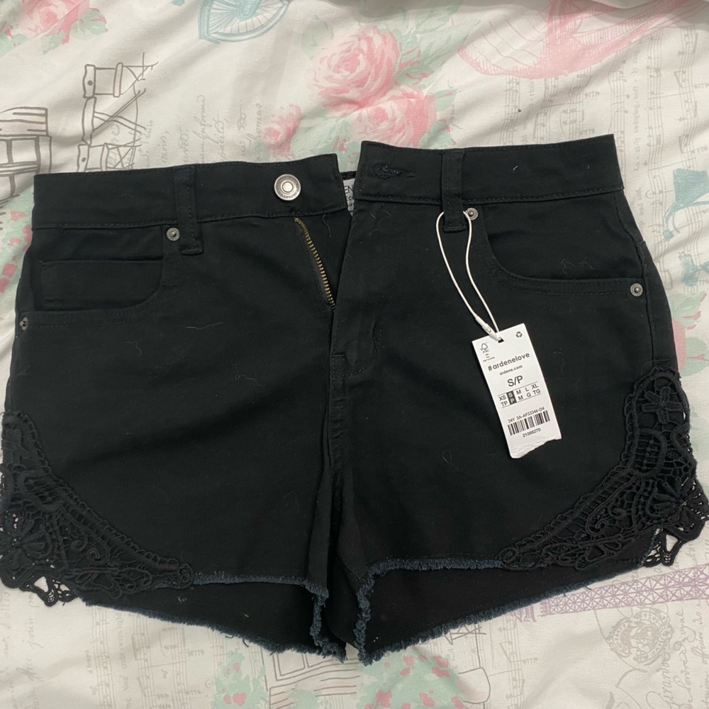 Brand new Ardene crochet shorts. Size small.